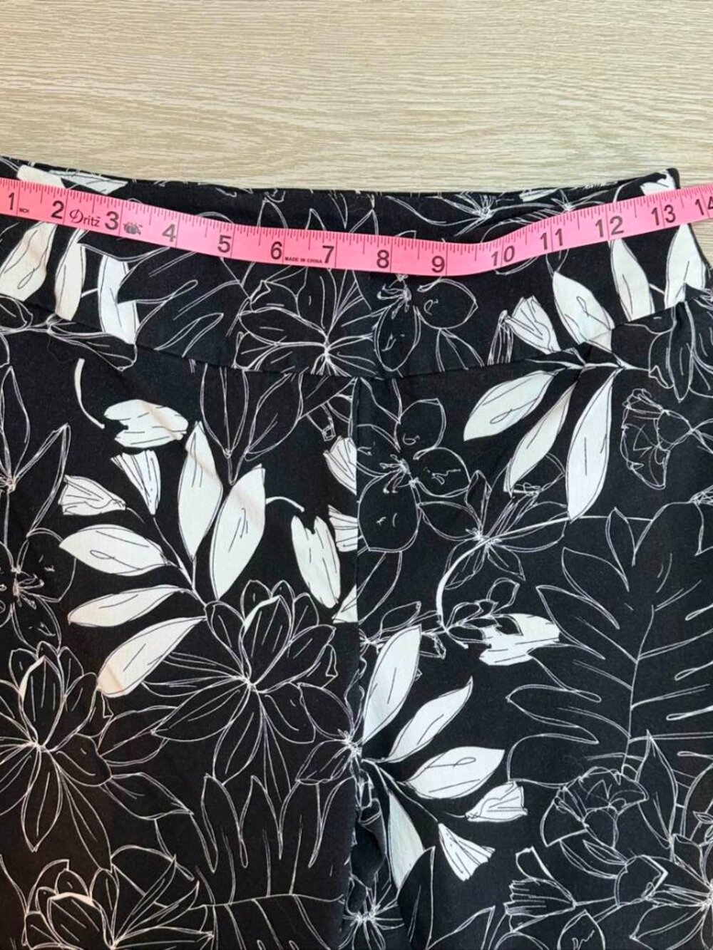 Tribal Black White Floral Capri Pants Size 6 Black/White - Picture 6 of 12